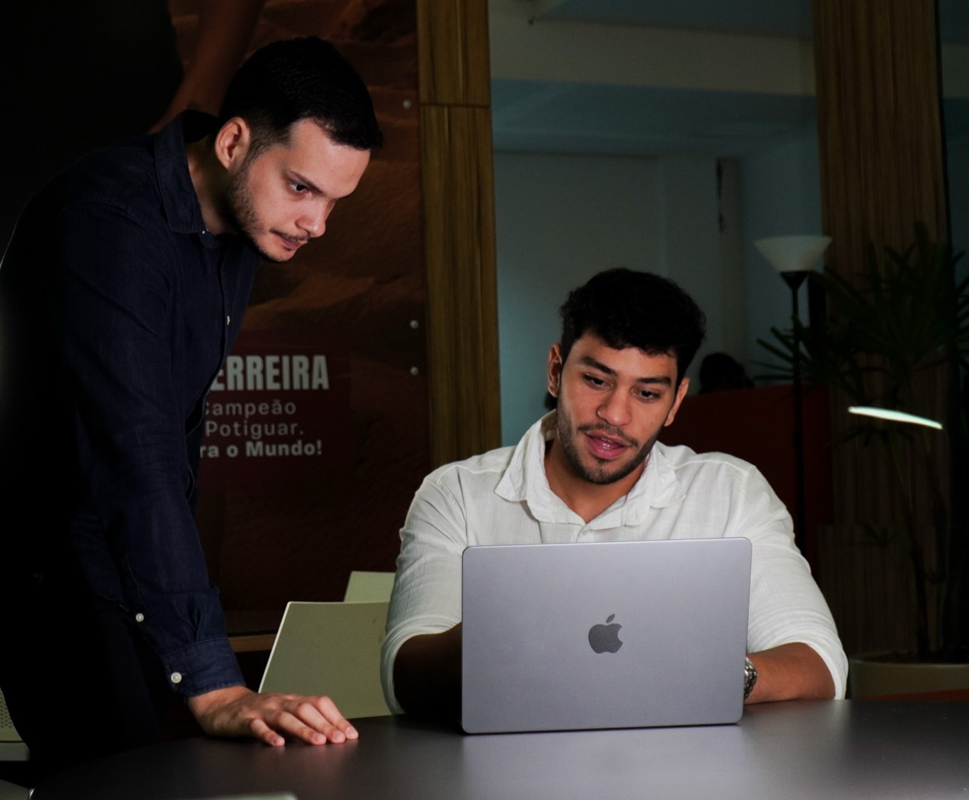 Equipe da G-Inove analisando os dados de um cliente no notebook