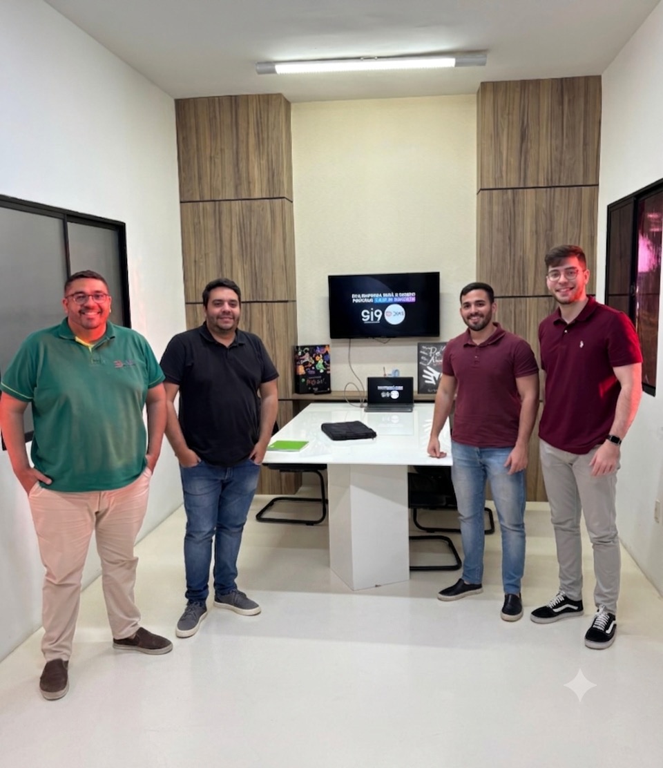 Equipe da G-Inove em reunião com um cliente na sede